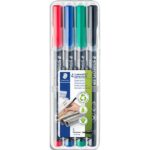 STAEDTLER Pochette de 4 feutres multi-usages LUMOCOLOR Encre permanente assortis. Pointe superfine 0,4mm