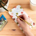 BIC Stylo bille Cristal Original Shine. Corps or. Pointe moyenne 1mm. Encre bleue – Image 4