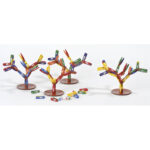 Jeu Tricky Forest pour 1 à 8 enfants. 72 mini pinces assorties, 4 bases d arbre