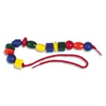 Sachet de 150 perles colorées en plastique, de tailles et formes différentes