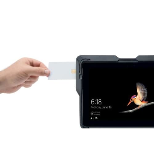 447529_d1-1.jpg KENSINGTON Coque rigide BlackBelt™ avec lecteur de cartes intégré pour Surface™ Go K97320WW – Image 1