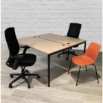 Bureau bench 4 pieds PRIMA 160 x 140 cm. Hauteur 73cm. Plateau mélaminé 19mm Chêne et piètement noir