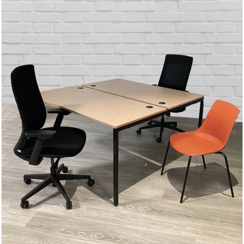 452142_d1-1.jpg Bureau bench 4 pieds PRIMA 160 x 140 cm. Hauteur 73cm. Plateau mélaminé 19mm Chêne et piètement noir – Image 1