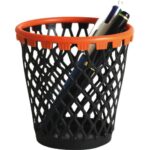 PIERRE HENRY Pot à crayons plastique Basket. Dim : h.12,7xø 7/10,6cm coloris assortis: ora/blc, ora/noi