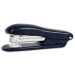 PERGAMY Agrafeuse socle corps métal capot ABS. Agrafes 24/6 et 26/6. Capacité 20 feuilles. Coloris Noir.