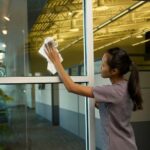 TORK Lot de 3 Mini bobines papier d'essuyage plus à dévidage central M1 120 mètres, non prédécoupé Blanc – Image 3