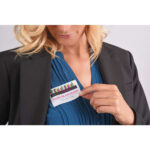 AVERY Boîte de 200 badges adhésifs en tissu soie acétate Blanc 80 x 50 mm + 200 inserts imprimables