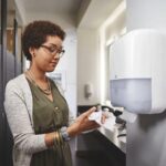 TORK Colis de 6 Rouleaux Essuie-mains Universal Extra long 1 pli format 280m x 21cm Blanc pour Matic H1 – Image 3