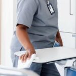 TORK Paquet de 40 chiffons de nettoyage Microfibre à usage unique. Couleur: Blanc imprimé bleu – Image 3