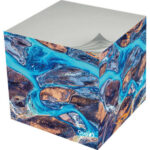 QUO VADIS Bloc cube 9x9x8cm 610 feuilles blanches encollées 80g PEFC. Décors assortis (design aléatoire).