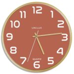 UNILUX Horloge murale Baltic, cadre en bois. Fonctionne avec 1 pile AA fournie. Diamètre 31,5 cm. Brique