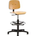 Siège technique grande hauteur en bois verni avec repose-pieds sur patins, réglable en hauteur