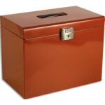 PIERRE HENRY Valise de classement en métal. Livrée avec 5 dossiers. Dim:36,5x28x22 cm. Coloris Terracotta