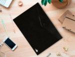 Pochette enveloppe liderpapel polypropylene 180 microns a4  97x210mm 50f fermeture bouton resistant noir opaque – Image 7