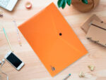 Pochette enveloppe liderpapel polypropylene 180 microns a4  97x210mm 50f fermeture bouton orange fluo opaque – Image 2
