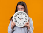 Horloge q-connect murale plastique design actuel numéros noirs fond blanc 1 pile aa non fournie diamètre 30cm blanc – Image 7