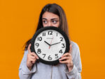 Horloge q-connect murale plastique design actuel numéros noirs fond blanc 1 pile aa non fournie diamètre 30cm noir – Image 6