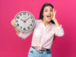 Horloge q-connect murale plastique design actuel numéros noirs fond blanc 1 pile aa non fournie diamètre 34cm chromé – Image 8