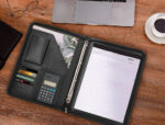 Conferencier q-connect a4 calculatrice plastique fermeture eclair pochette tel. portable 4 anneaux 40mm 35,5x26x1cm noir – Image 9