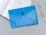 Pochette enveloppe liderpapel polypropylène 180 microns a6 148x105mm 50f fermeture bouton transparent bleu – Image 7