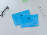 Pochette enveloppe liderpapel polypropylène 180 microns a7 105x74mm 50f fermeture bouton résistant transparent bleu – Image 8