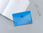 Pochette enveloppe liderpapel polypropylène 180 microns a7 105x74mm 50f fermeture bouton résistant transparent bleu – Image 7