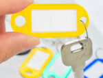 Porte-clés q-connect porte-étiquette plastique 50x22mm coloris jaune présentoir 100 unités – Image 6