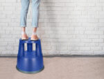 Tabouret q-connect plastique roues caoutchouc rétractables 2 niveaux base 44cm hauteur 43cm poids 2.9kg coloris bleu – Image 6