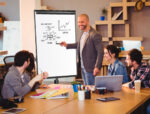 Chevalet conférence q-connect tableau magnétique 70x100cm cadre aluminium pince bloc papier auget porte-marqueurs roues – Image 5