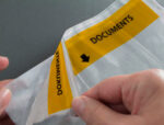 Pochette porte-documents q-connect 165x122mm auto-adhesive transparente texte francais allemand boite 100 unites – Image 8