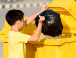 Poubelle q-connect conteneur plastique couvercle 100l 470x750x370mm plastique emballages coloris jaune – Image 7