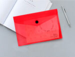Pochette enveloppe liderpapel polypropylène 180 microns a6 148x105mm 50f fermeture bouton transparent rouge – Image 7